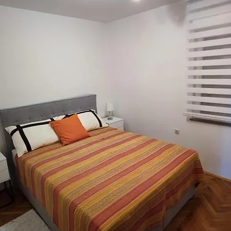 Flori Apartment *